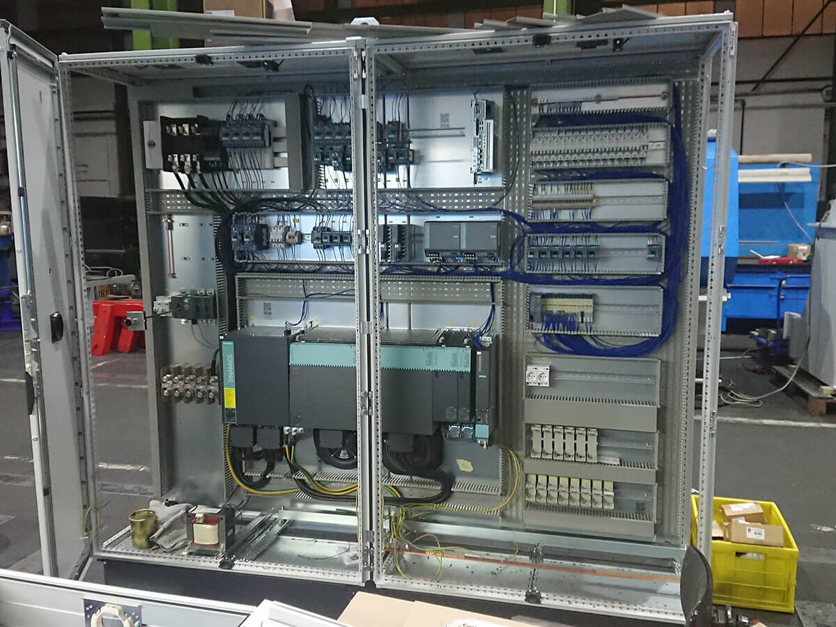 Vnitřní zapojení průmyslového elektrického rozvaděče pro automatizaci výroby