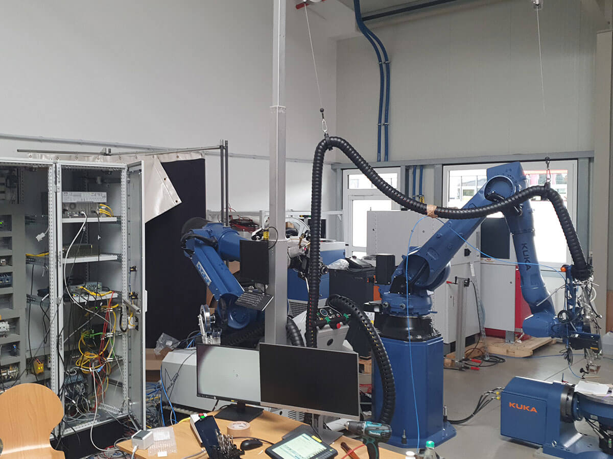 Robotické pracoviště s průmyslovými roboty KUKA a elektroinstalací v technologickém provozu