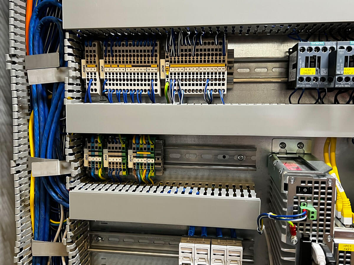 Kabeláž a zapojení rozvaděče pro průmyslovou automatizaci