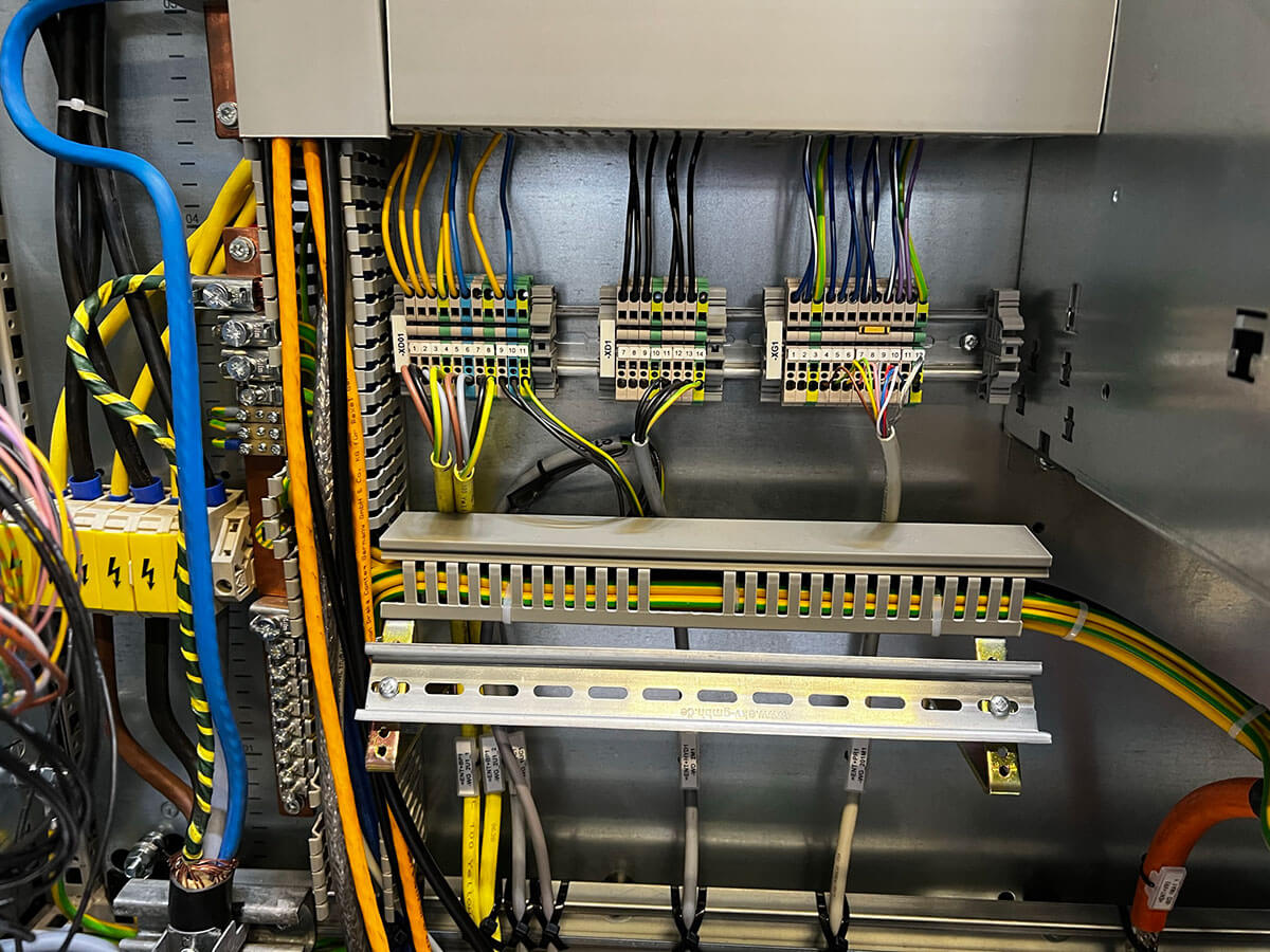 Kabeláž a zapojení rozvaděče pro průmyslovou automatizaci