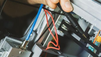 Připojení kabeláže a konektorů při montáži technologické elektroinstalace