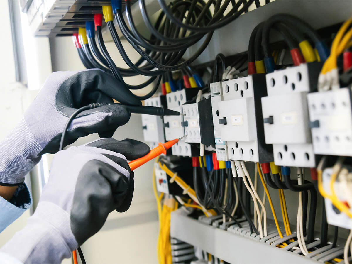 Kontrola a měření elektrických obvodů v průmyslovém rozvaděči