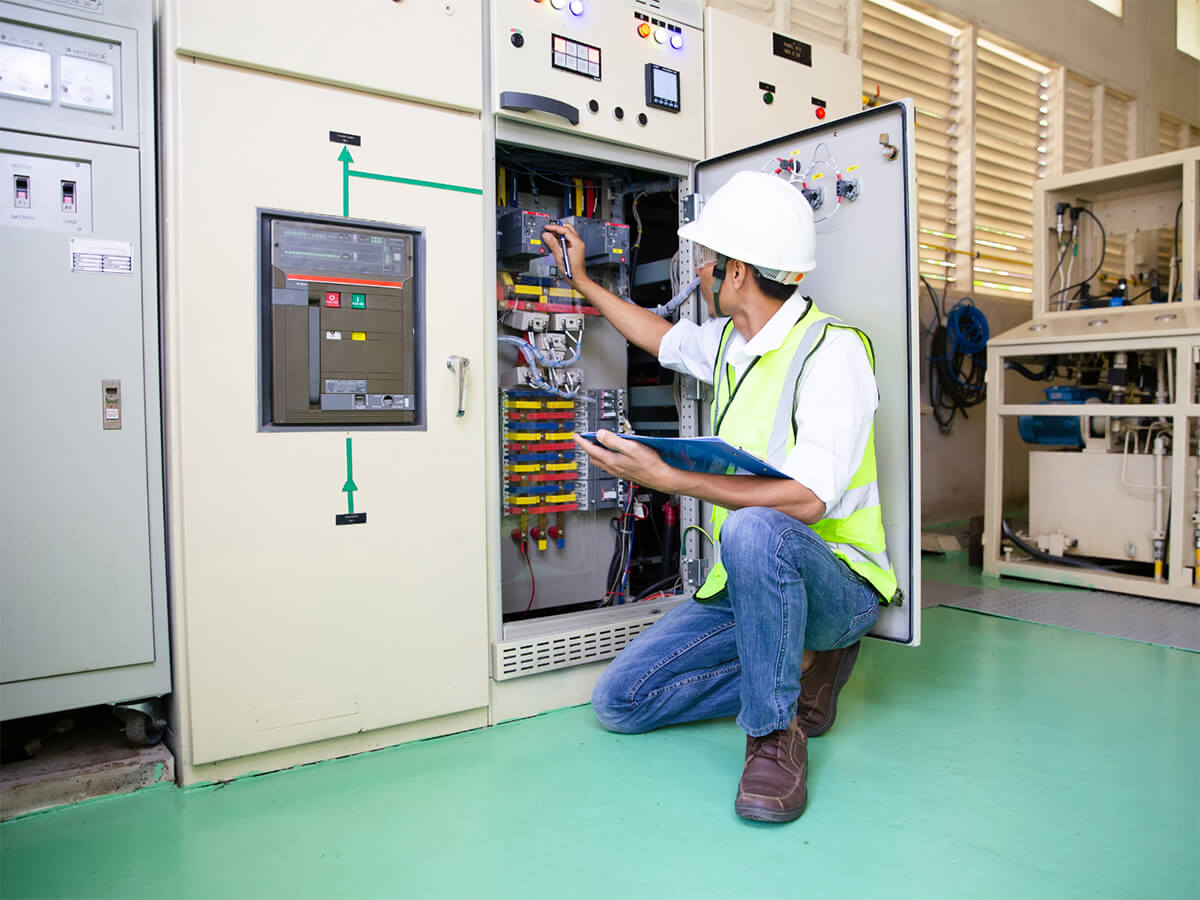 Servis a kontrola elektrického rozvaděče v průmyslovém technologickém provozu
