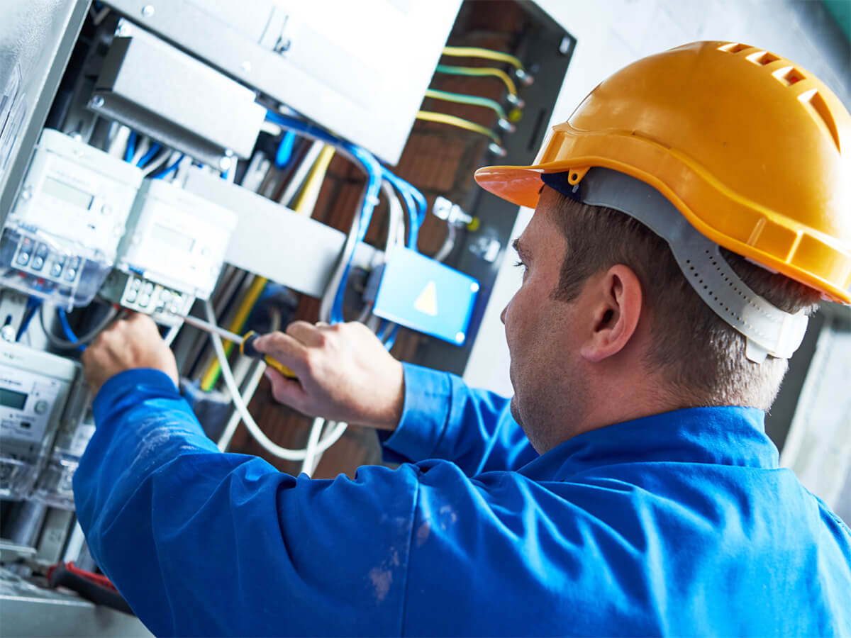 Montáž a údržba elektroinstalace v průmyslovém elektrickém rozvaděči