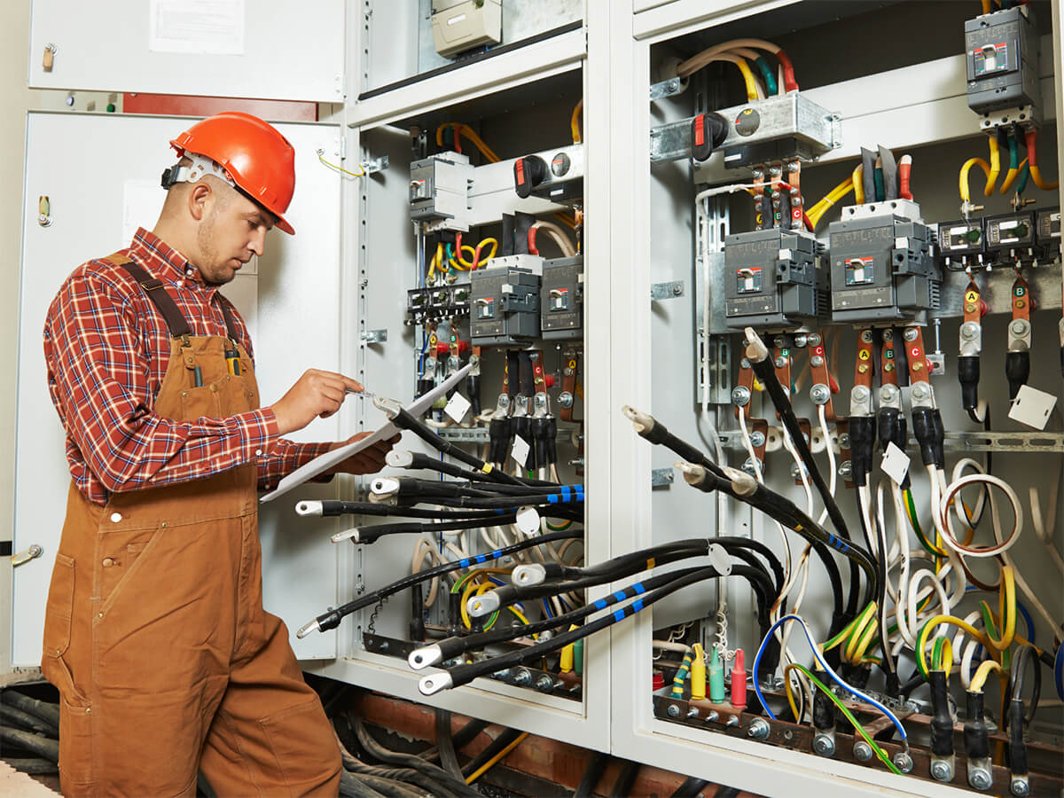 Servis a kontrola průmyslového elektrického rozvaděče v technologickém provozu
