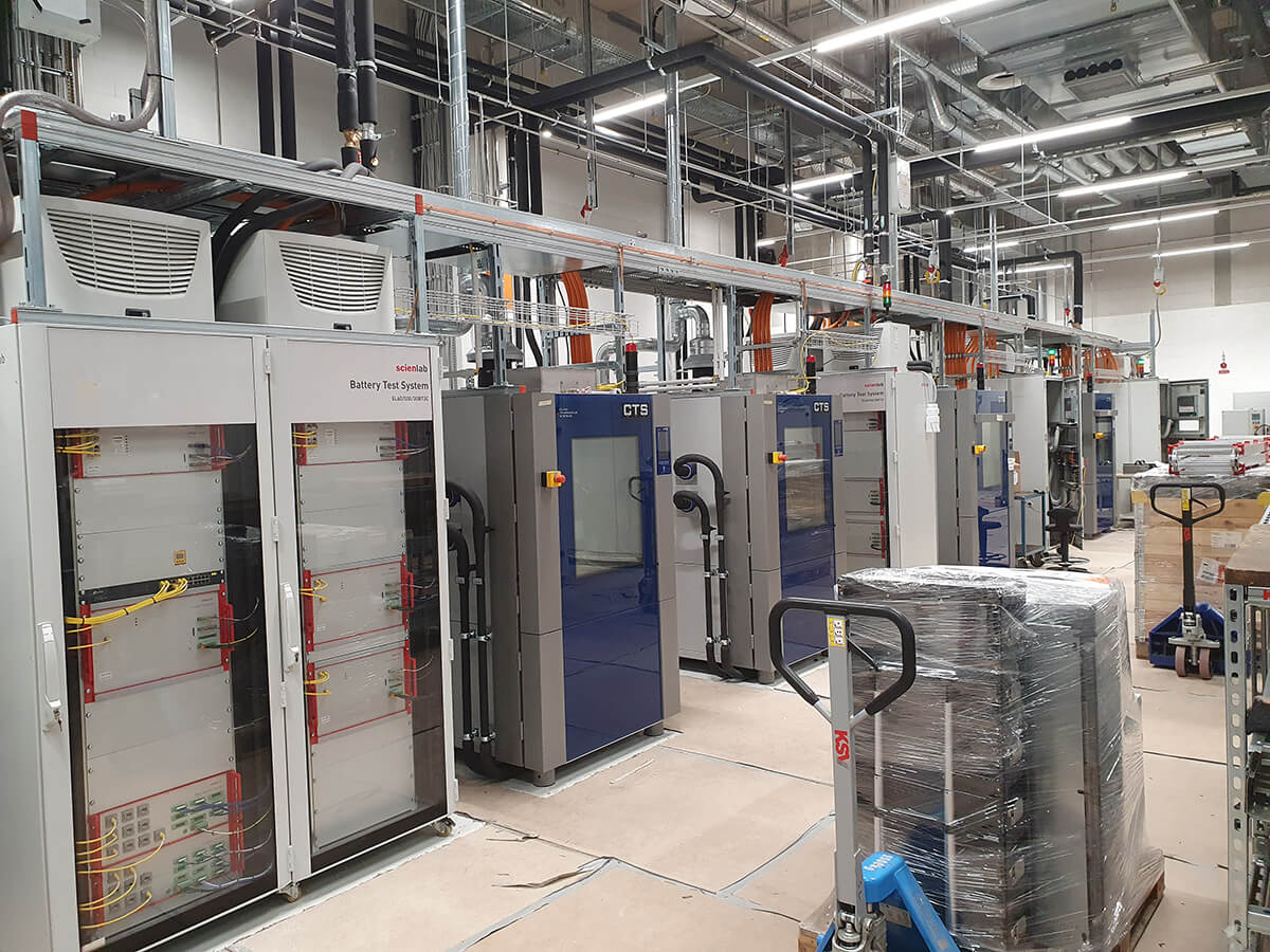 Technologická výrobní linka s průmyslovými zařízeními a rozvaděči v automatizovaném provozu