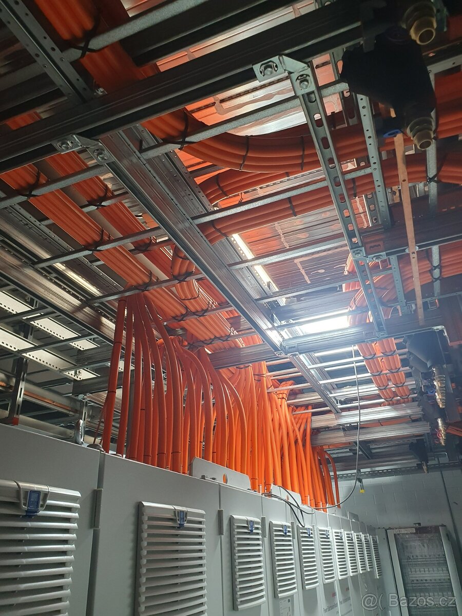 Průmyslová elektroinstalace s kabelovými lávkami a rozvaděči